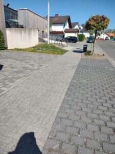 Haltestelle 2. Std zwischen Parkplätzen